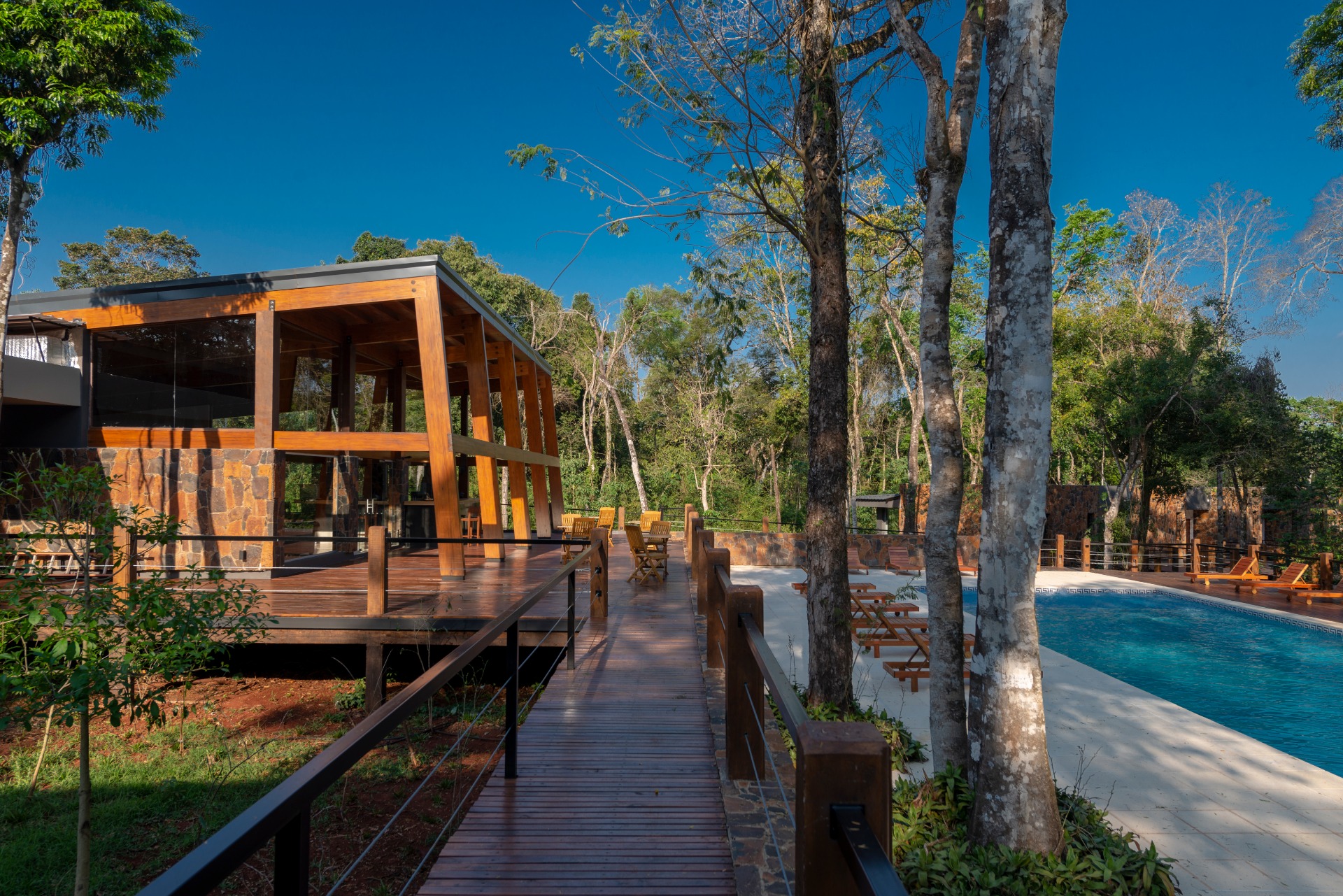 Arquitectura y piscina de Selvaje Lodge